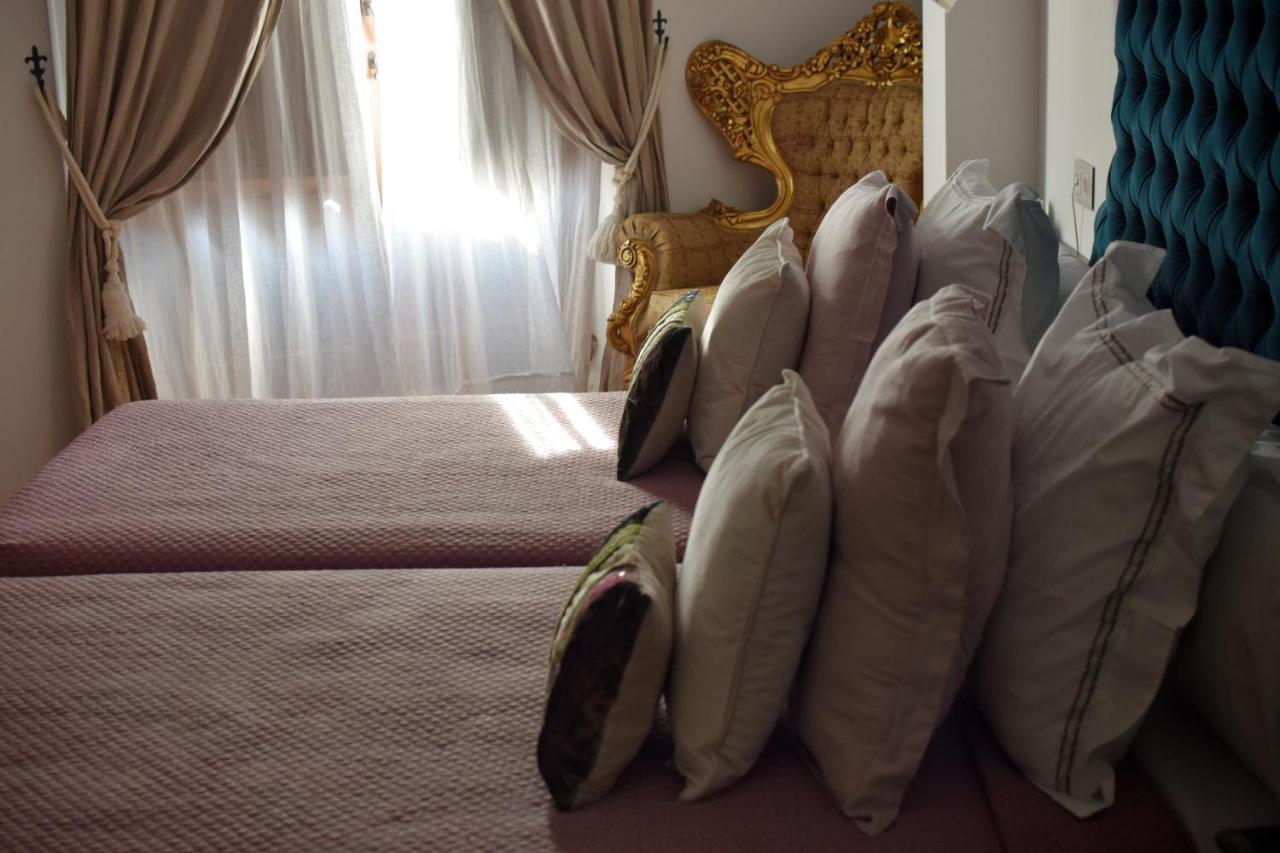 Habitación Doble con salón y balcón