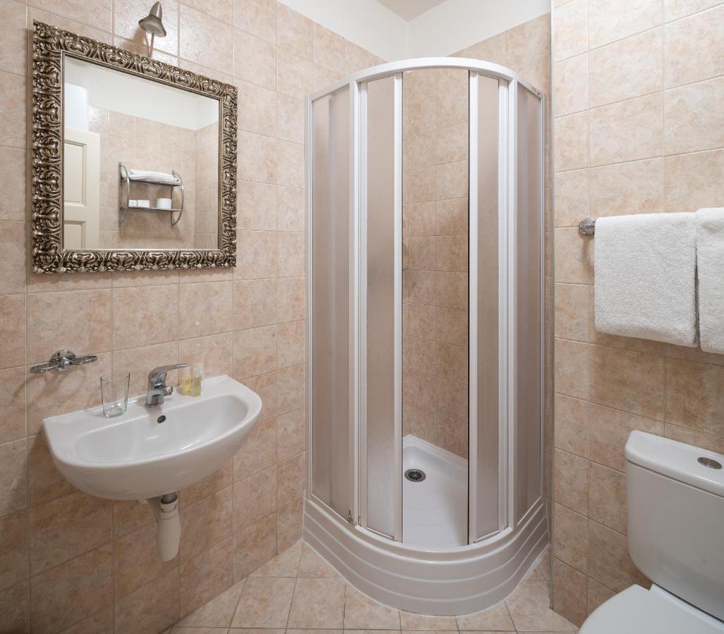 Queen Deluxe Room with Street View
