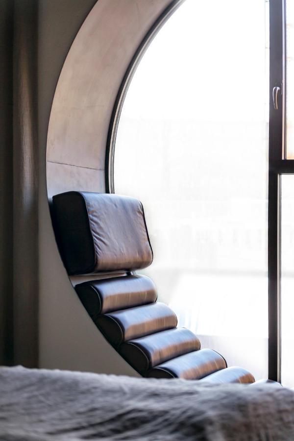 Deluxe Double Room With Round Window