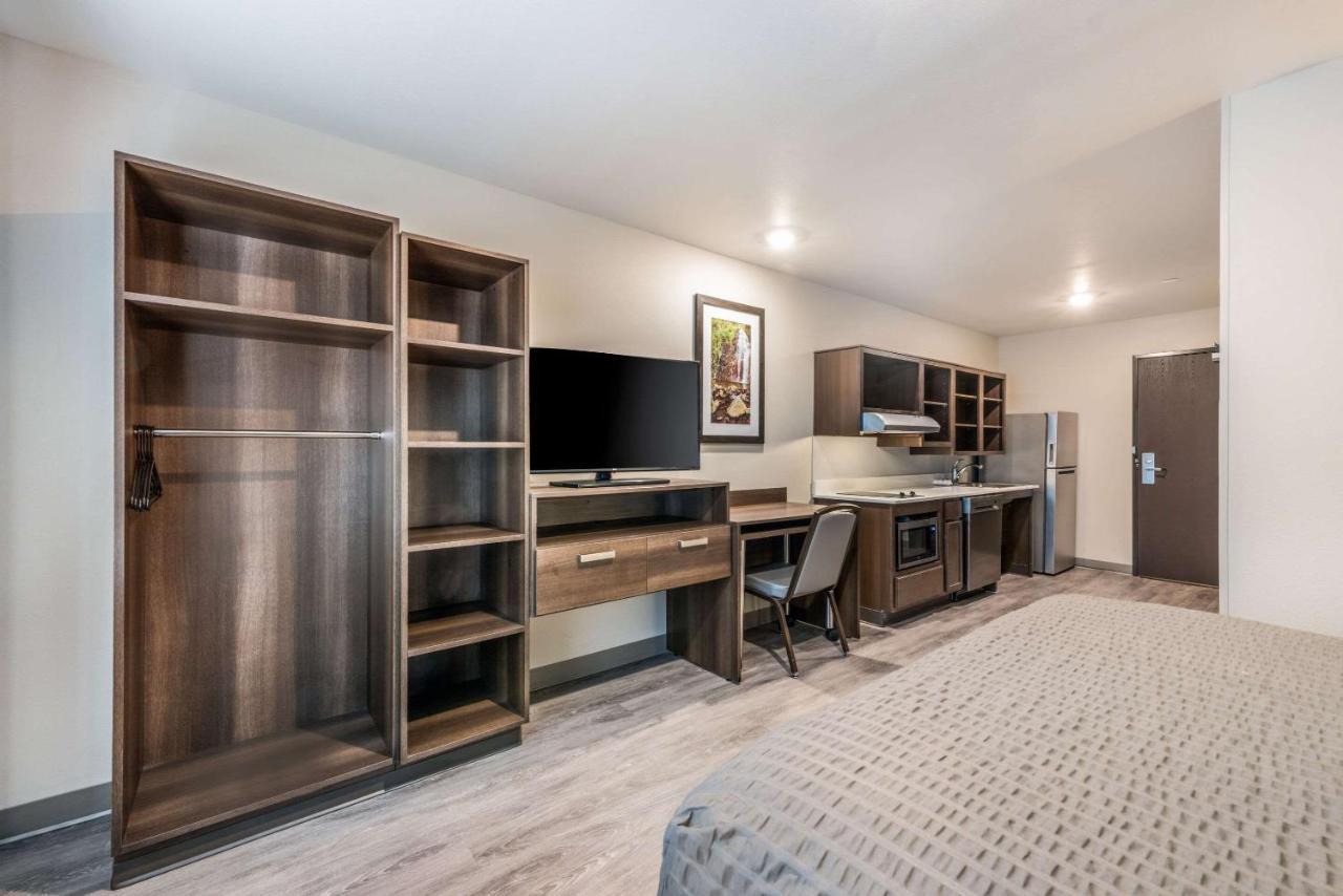 Queen Room with Roll-In Shower - Accessible/Non-Smoking