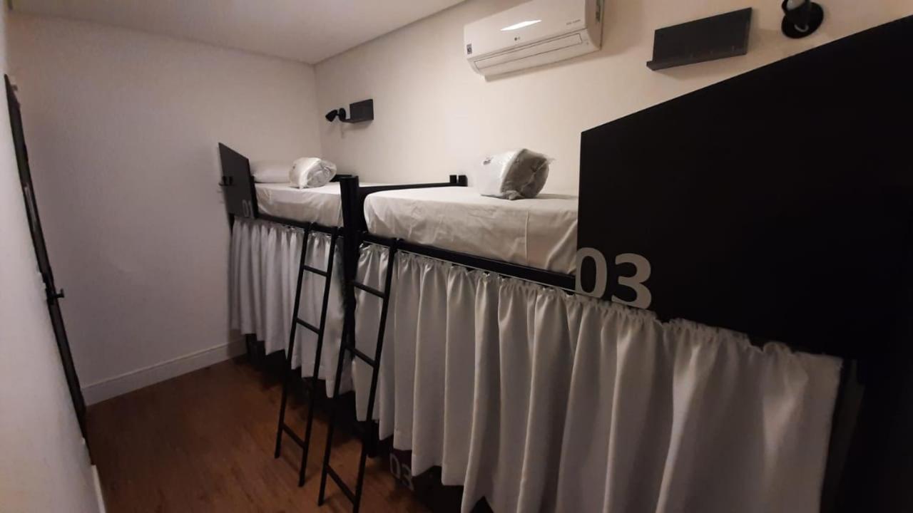 Cama de Solteiro em Dormitório Misto com 4 Camas