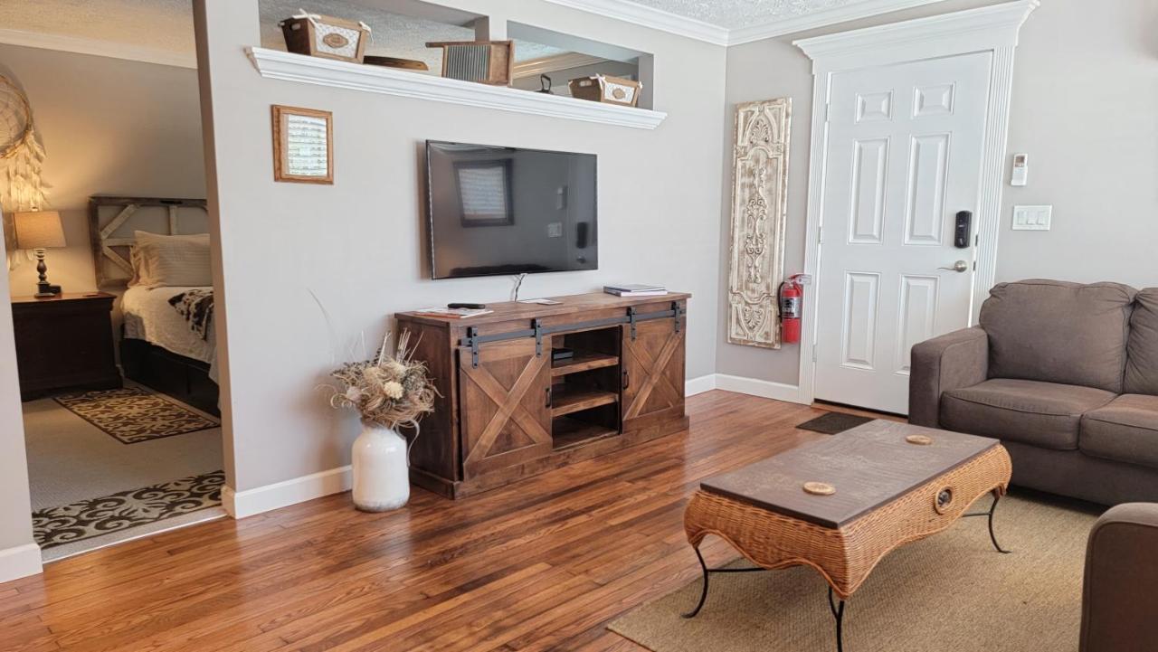 Deluxe King Suite Lewis & Clark