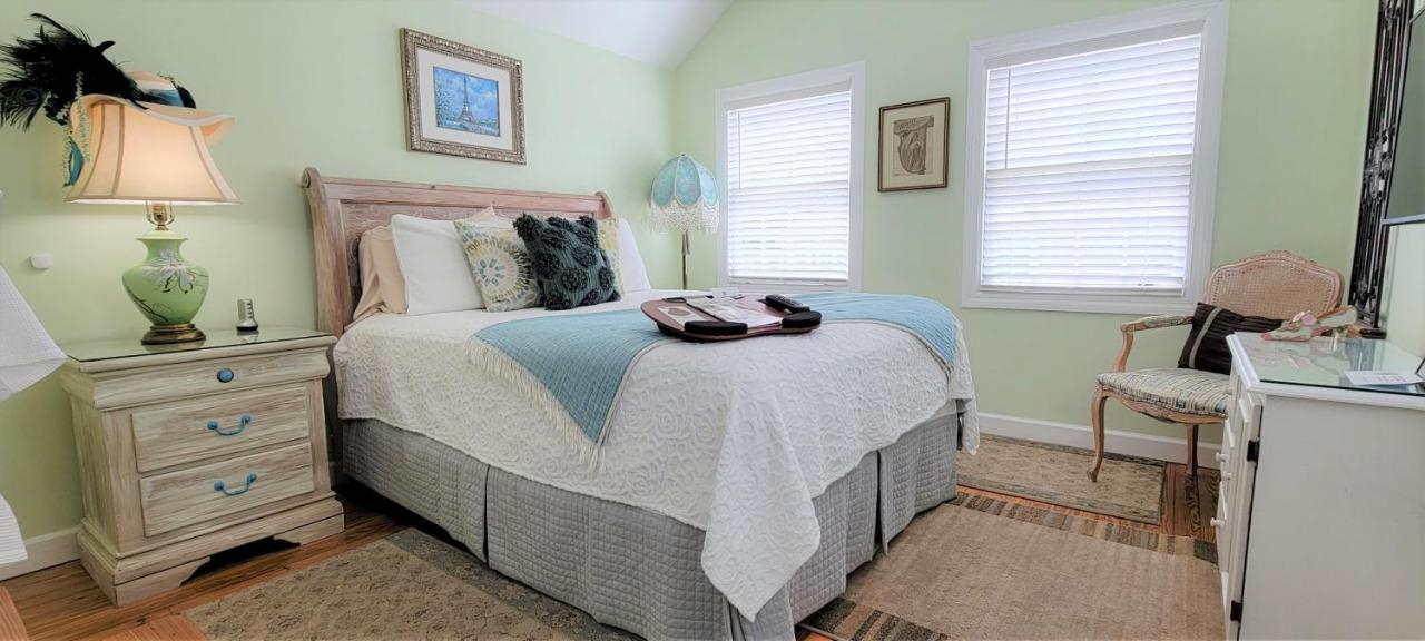 Deluxe Queen Suite