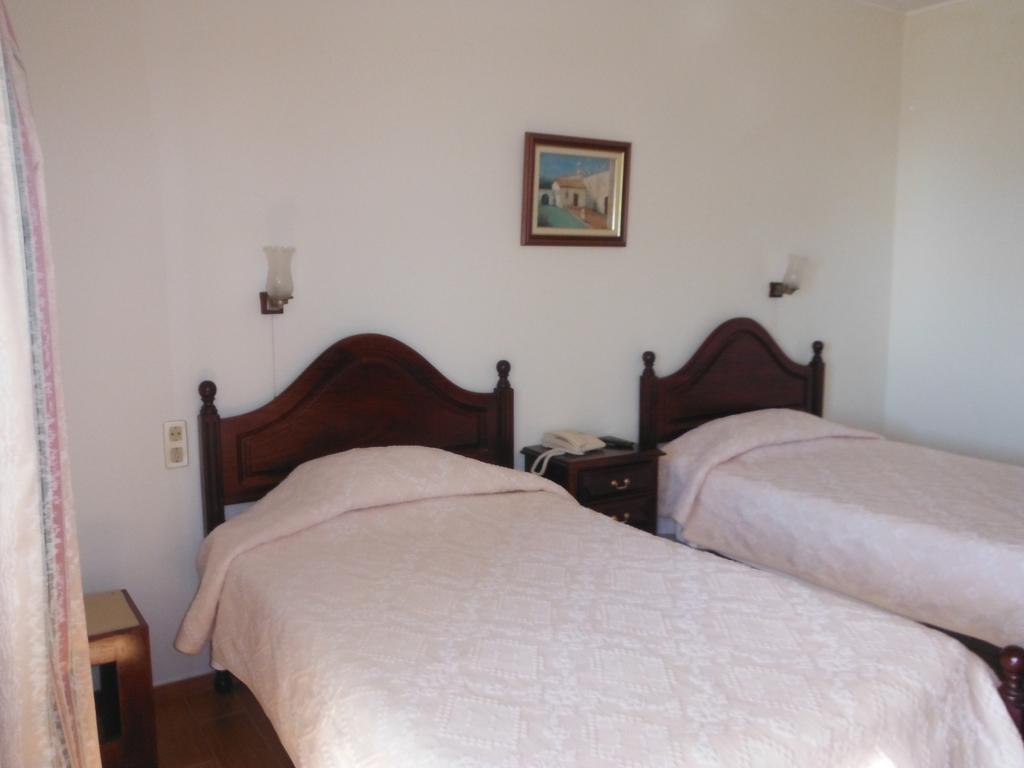 Quarto Twin com Varanda e Vista Lateral