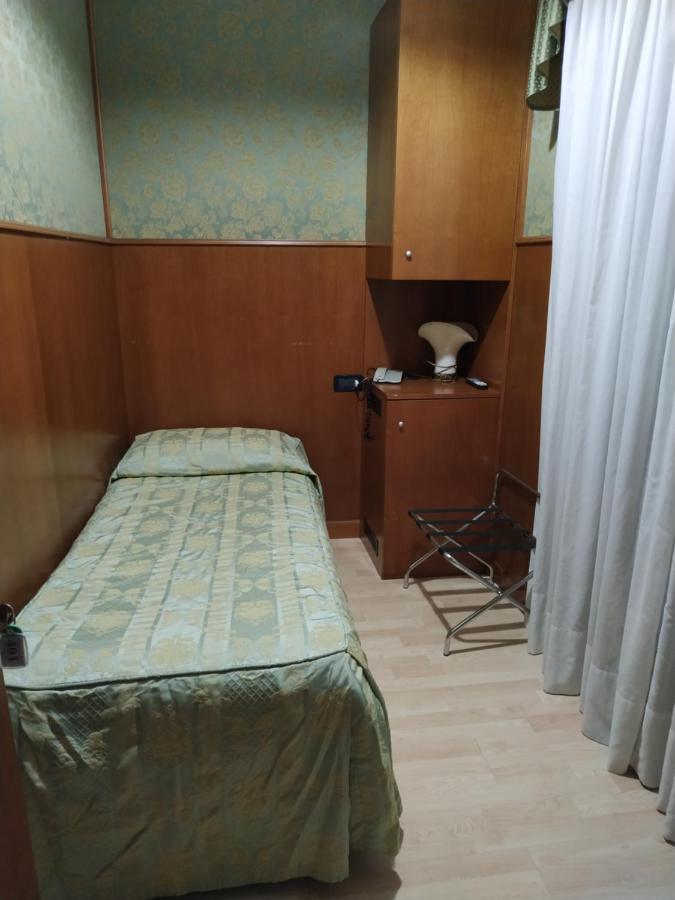 Single Room with Private External  Bathroom