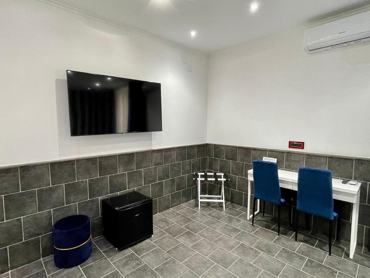 Habitación con cama grande y bañera de hidromasaje