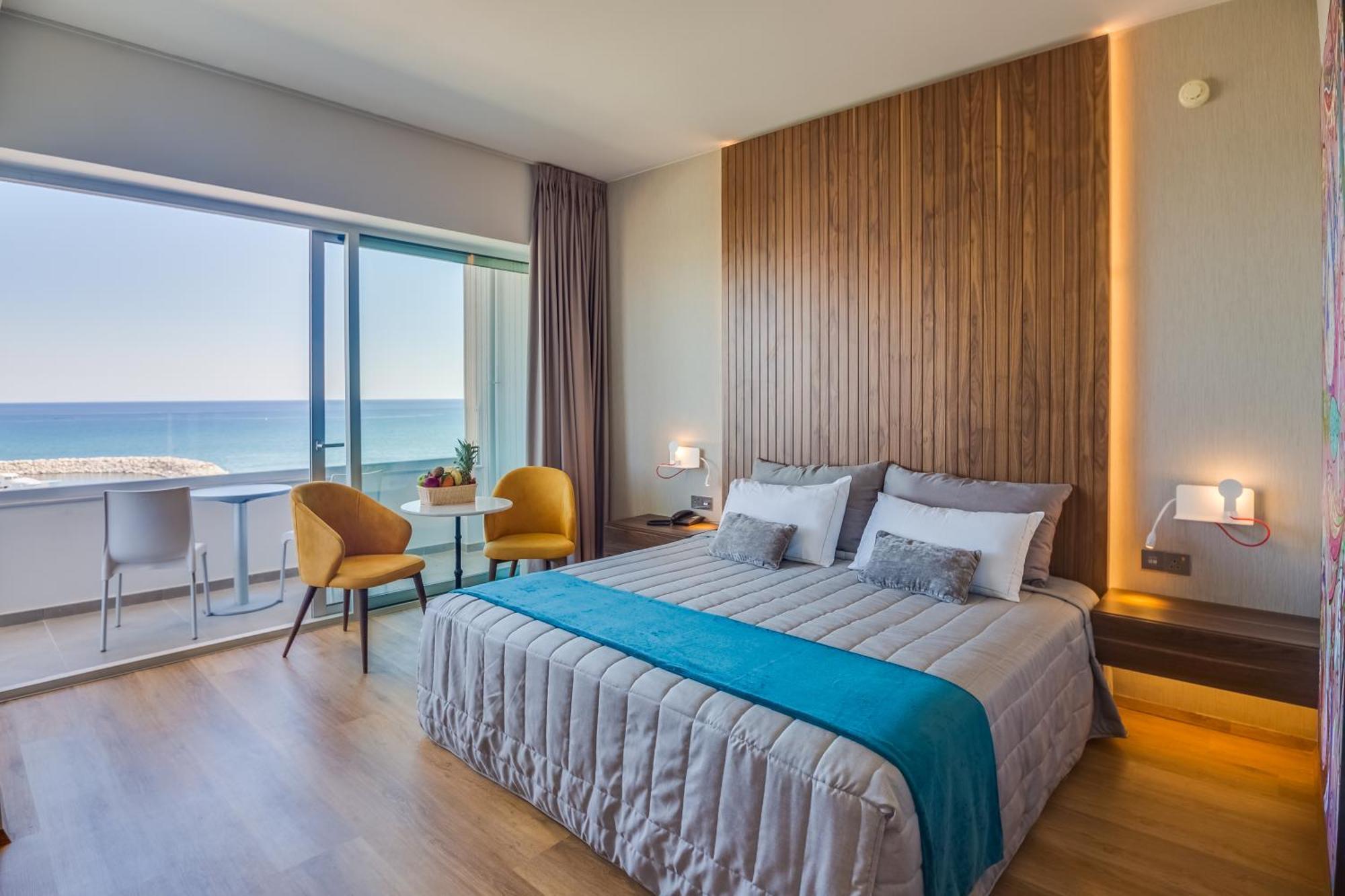 Superior Double Room with Partial Sea View