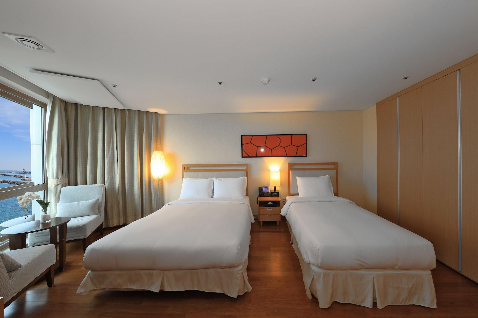 Deluxe Twin Room Partial Ocean View