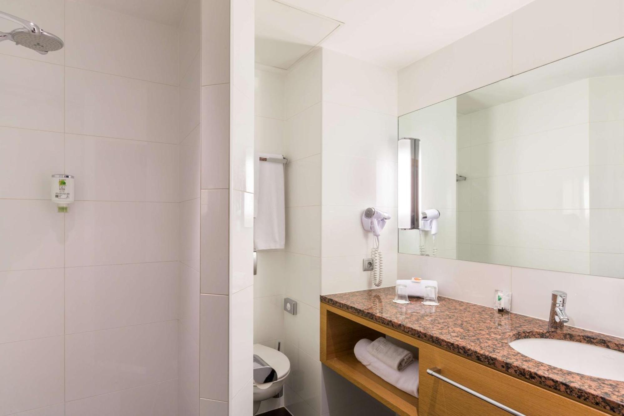 Large Premium Twin Room Non-Smoking