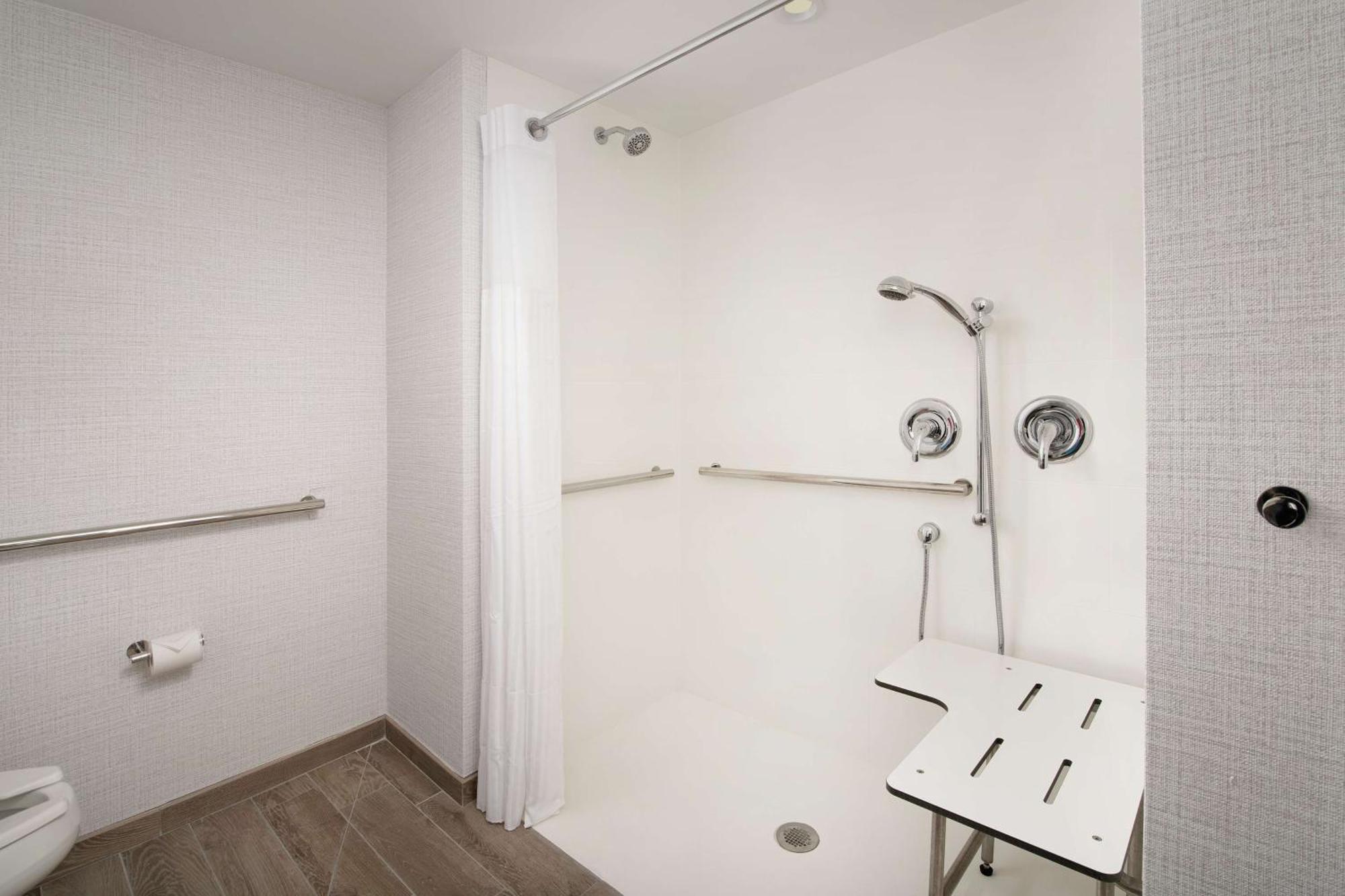 King Room with Roll-In Shower - Mobility Access