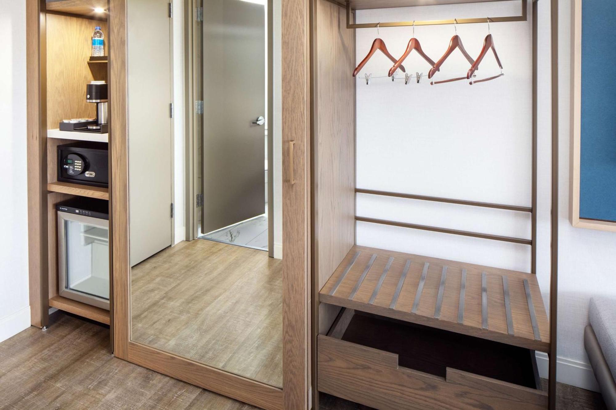 King Room with Accessible Tub - Disability Access