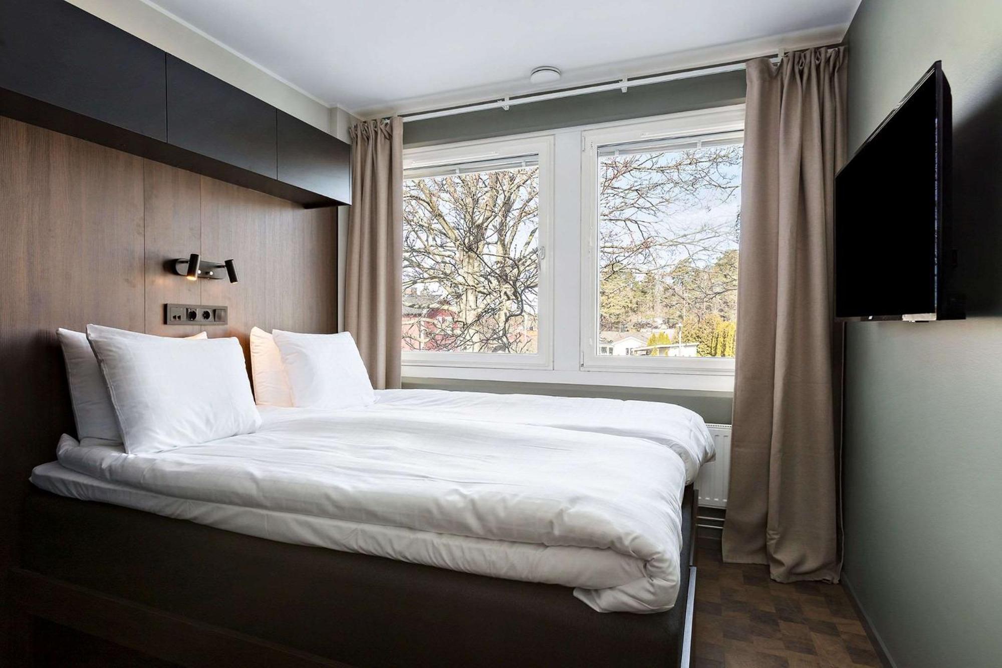 Estudio con 1 cama grande y zona de cocina