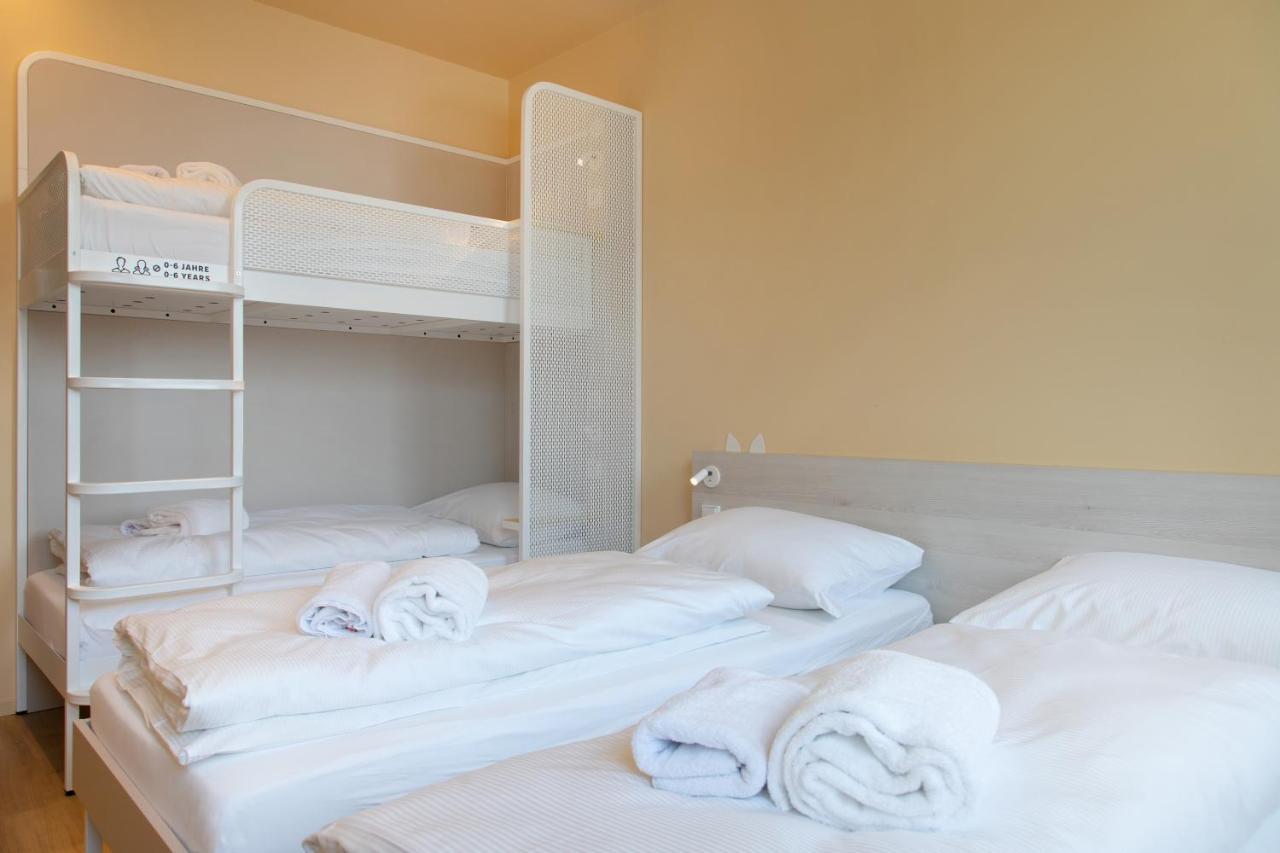 Cama en habitación femenina compartida de 4 camas