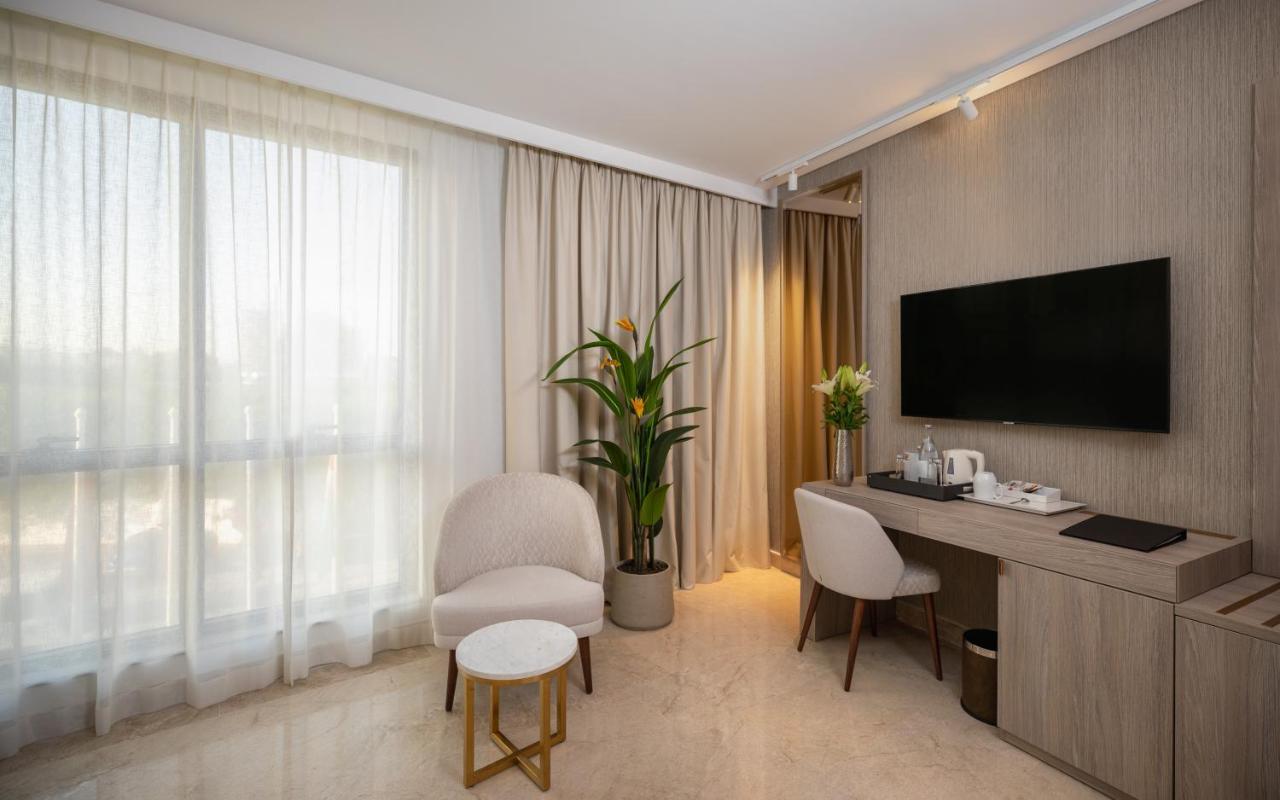 Deluxe Double Room Shower