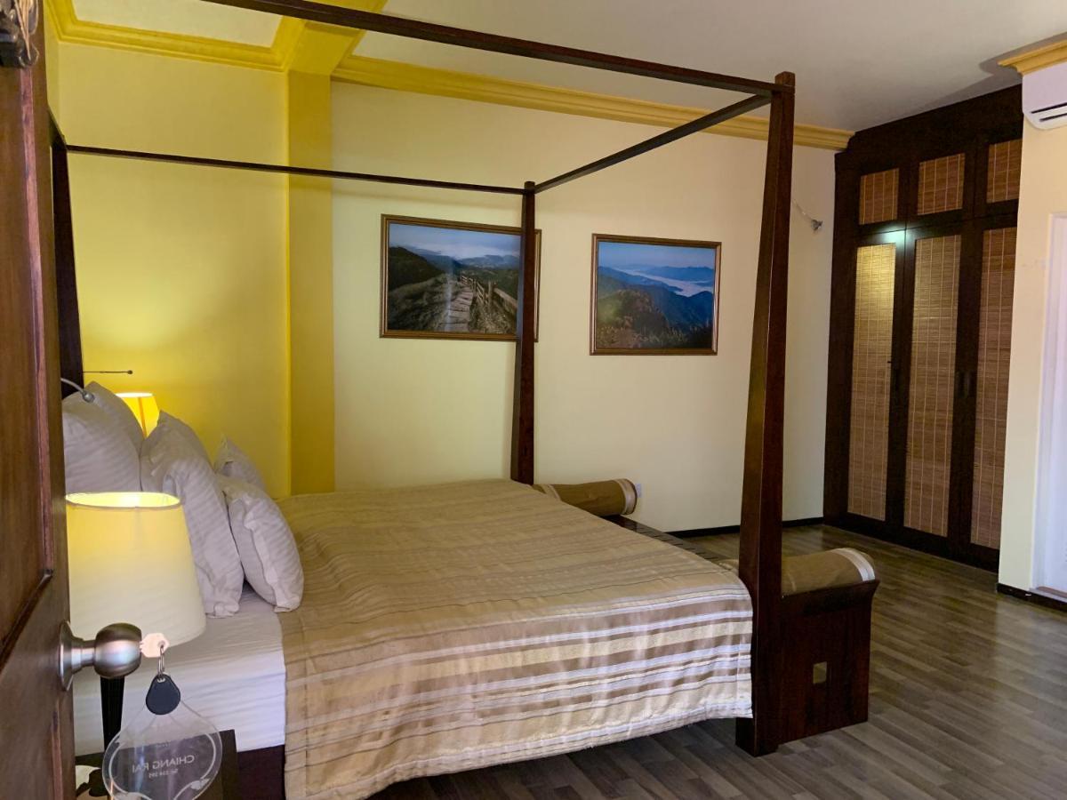 Deluxe Double Room Return Airport Transfer