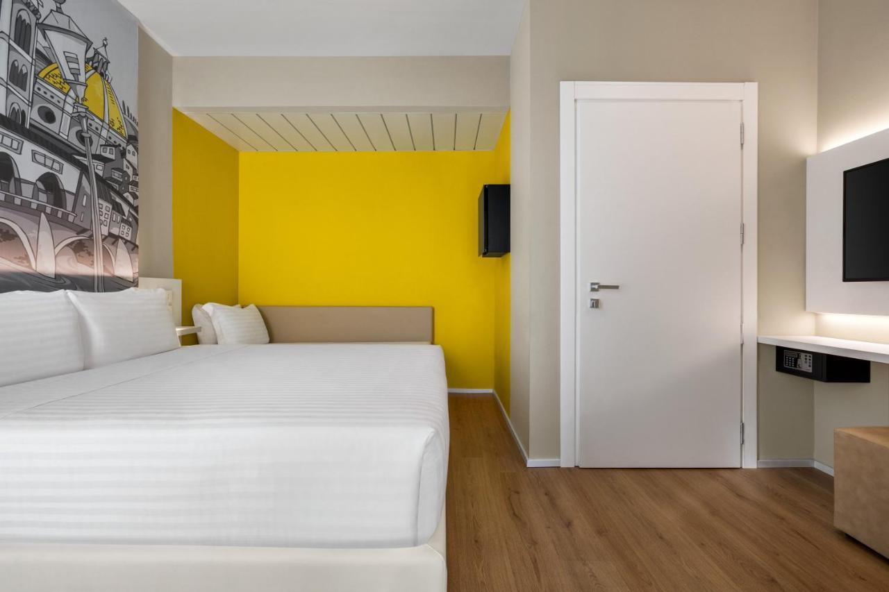 Quarto Standard com 1 Cama Queen e 1 Sofá-cama - Não Fumantes
