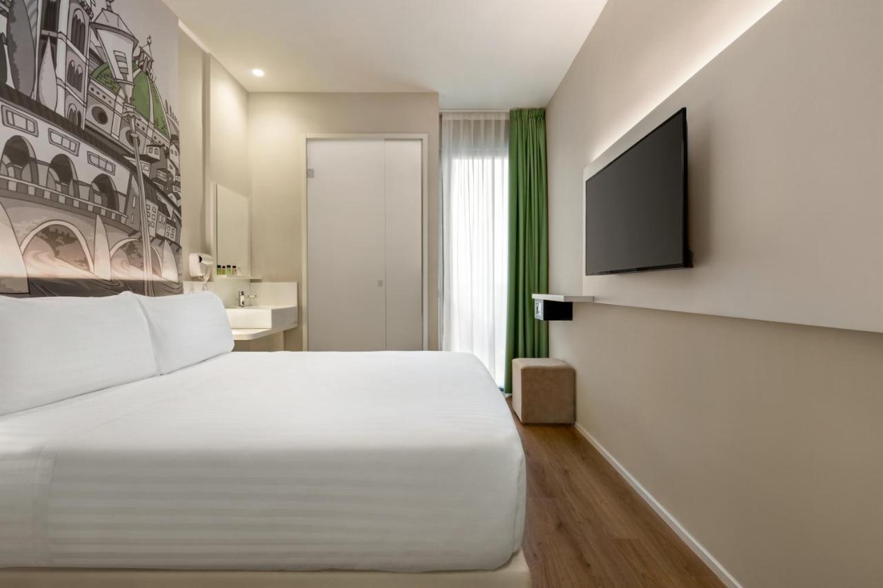 1 Queen Bed Standard Non-Smoking