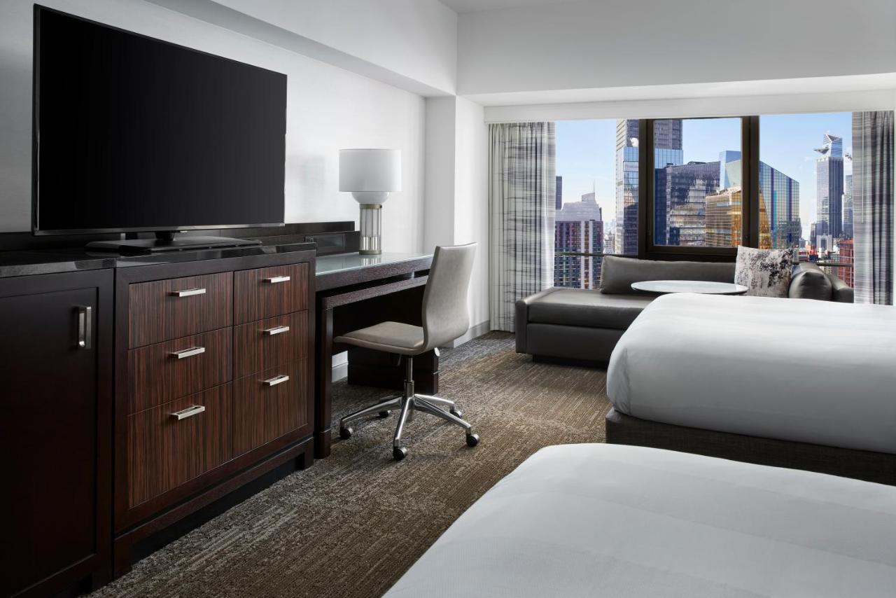 Deluxe Suite mit 1 Schlafzimmer, 2 Doppelbetten und einem Schlafsofa – Zugang zur Club Lounge