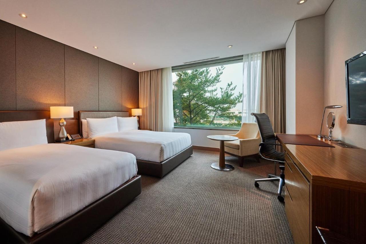 Superior Family Twin Room with Airport View