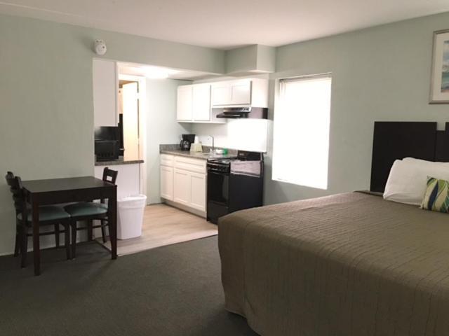 Non-Oceanfront King Room with Kitchen,1403194220:JPEG