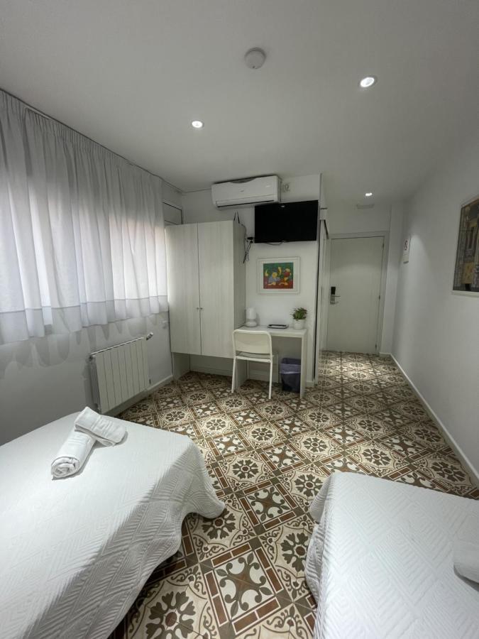 Quarto com 2 Camas de Solteiro e Banheiro