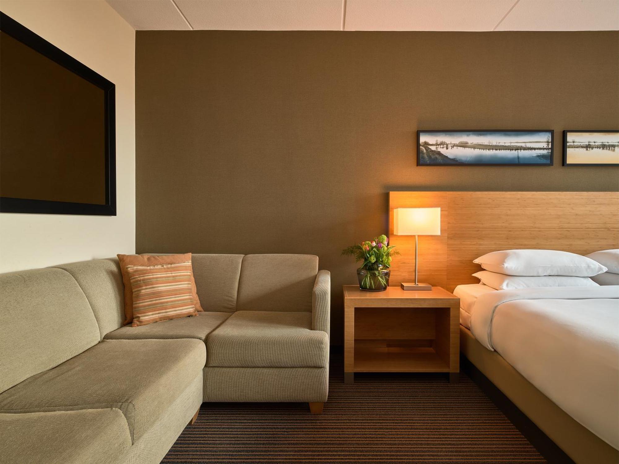 Zimmer mit Kingsize-Bett