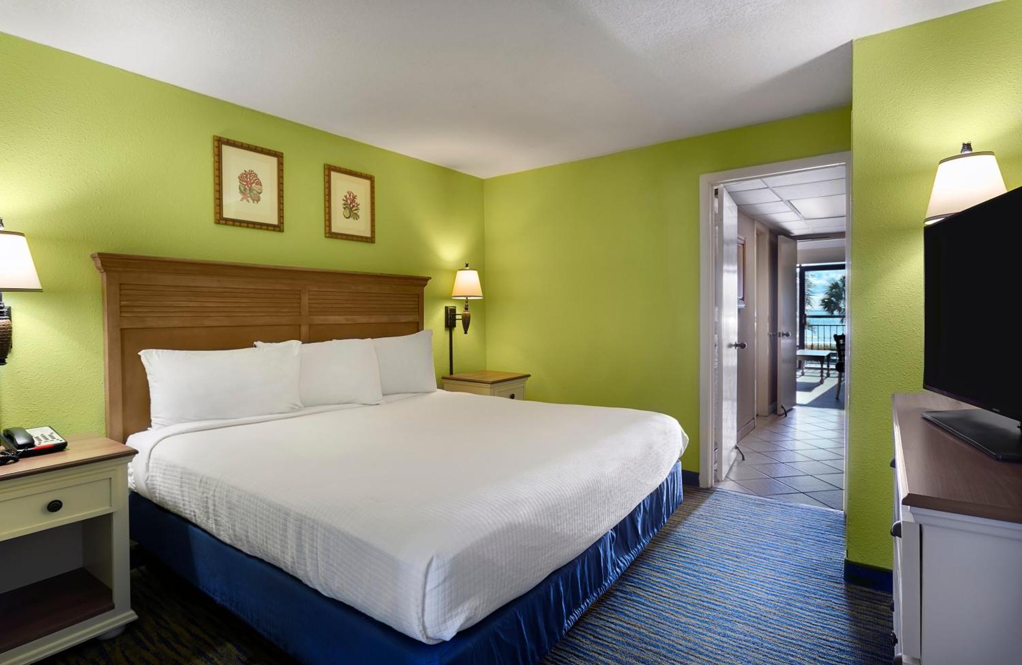 Suite de 1 dormitorio con 1 cama extragrande frente al mar