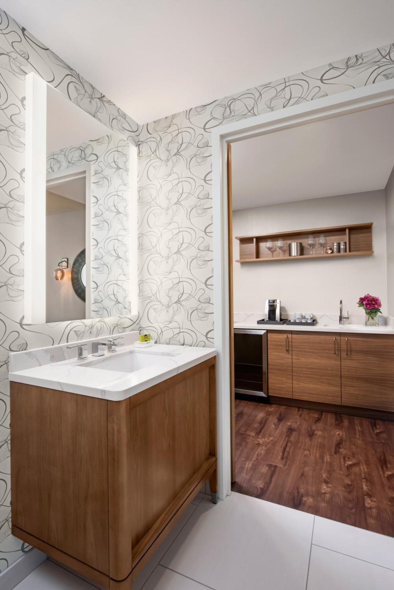 Waterfront Corner Suite - South
