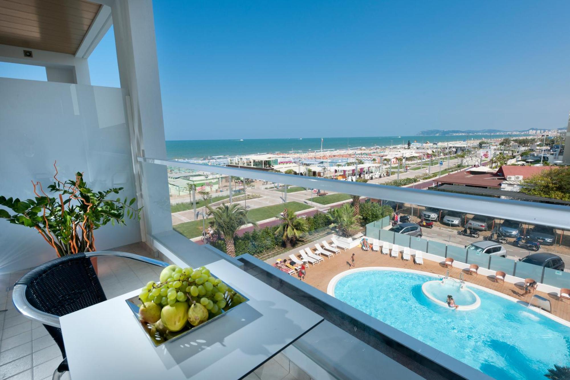 Superior Room with Lateral Sea View