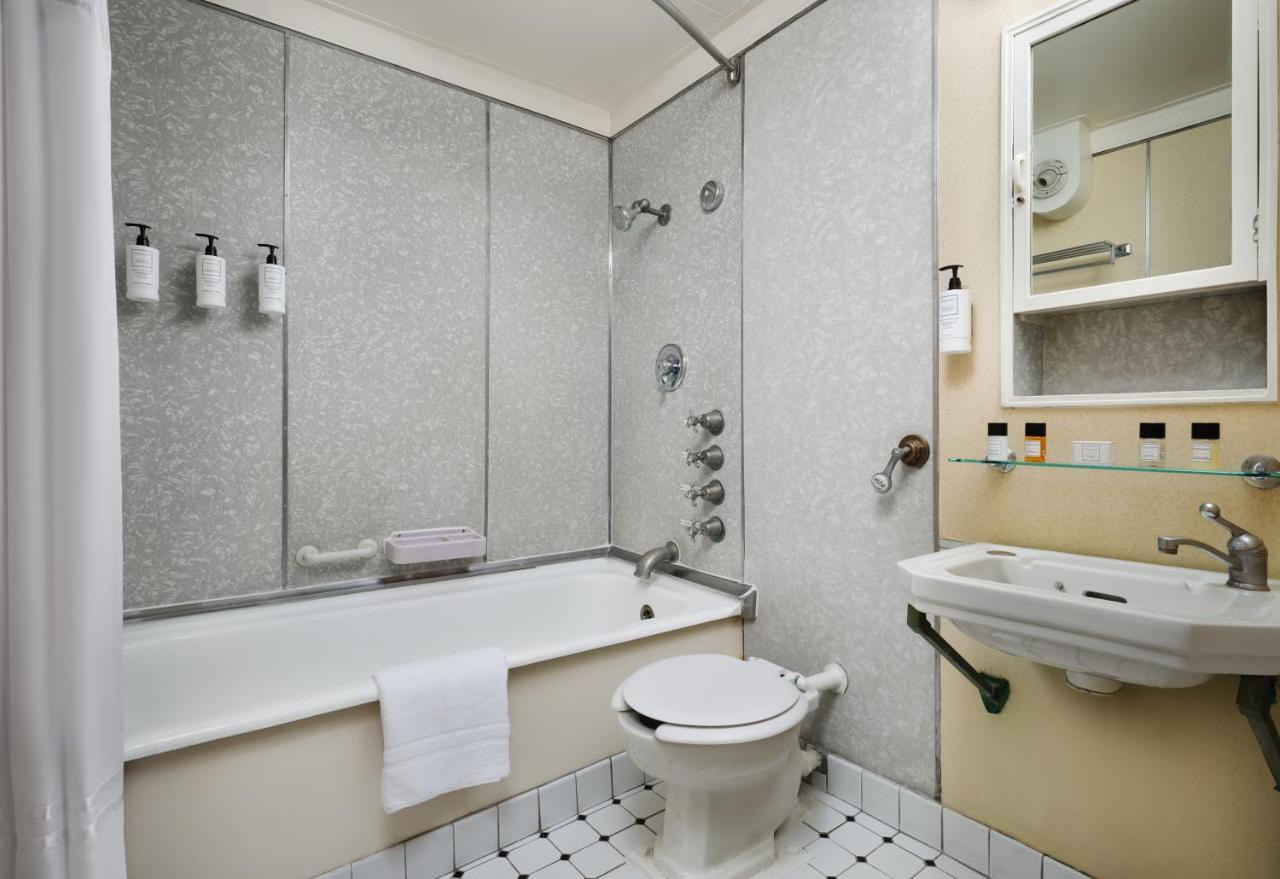 Quarto Família com Cama King-size e 2 Camas de Solteiro