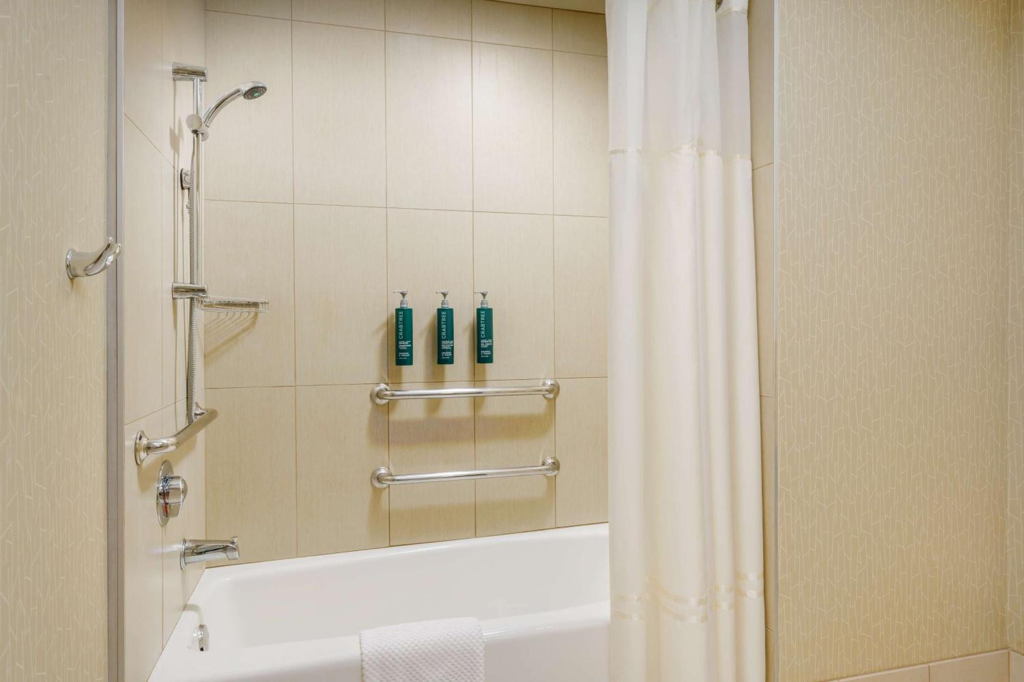 Zimmer mit Kingsize-Bett und Badewanne - barrierefrei