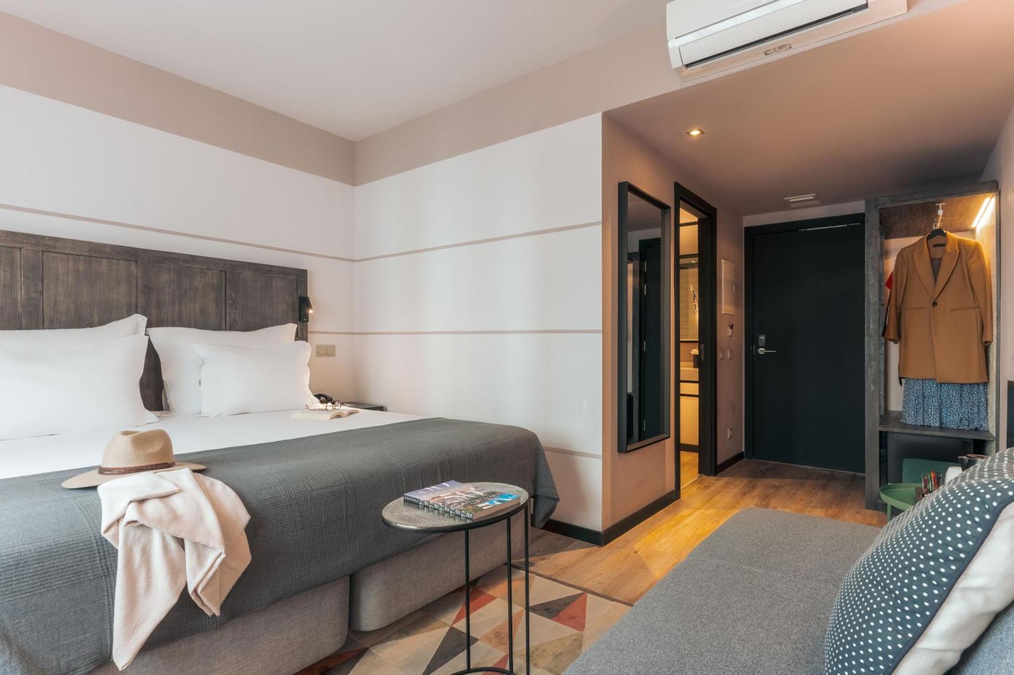 Quarto Clássico com Cama de Casal ou 2 de Solteiro