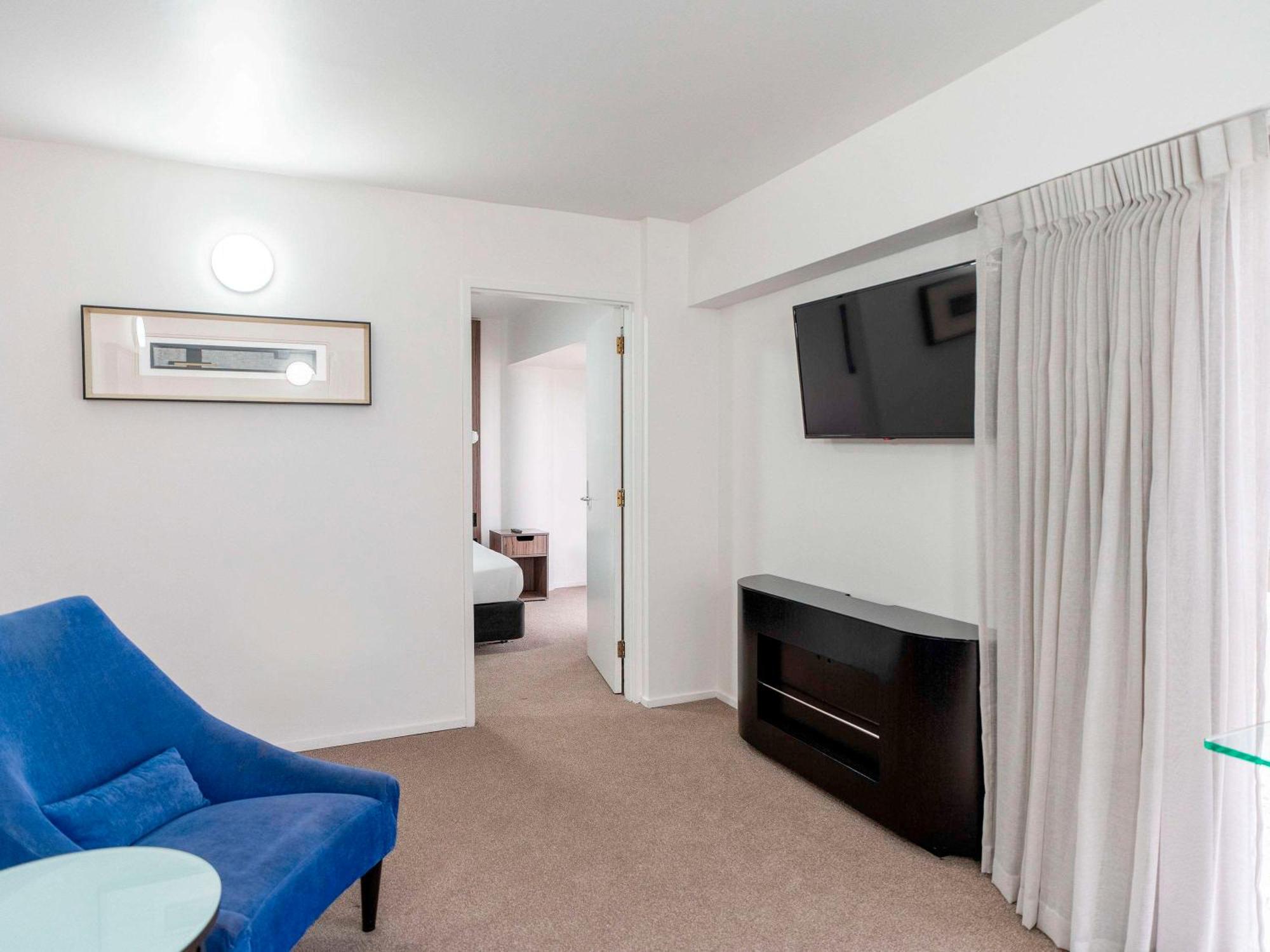 One-Bedroom Apartment with Kitchenette