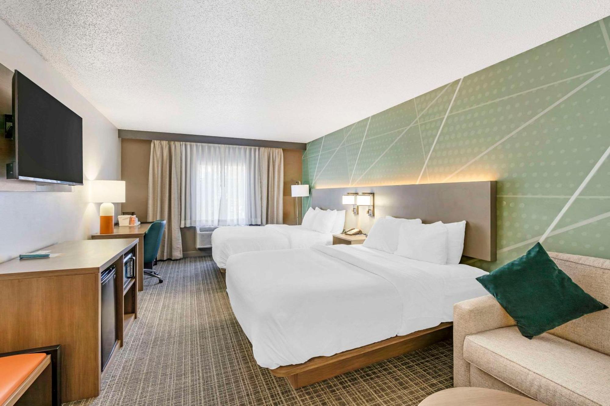 Quadruple Room Two Queen Beds Non Smoking