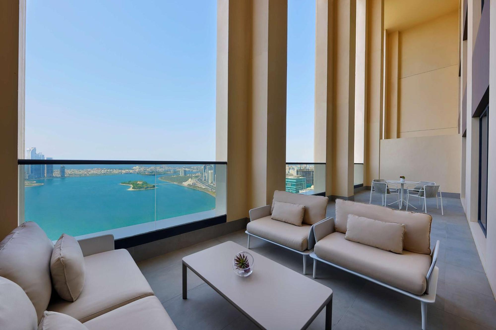 One-Bedroom King Apartment with Waterfront and Balcony