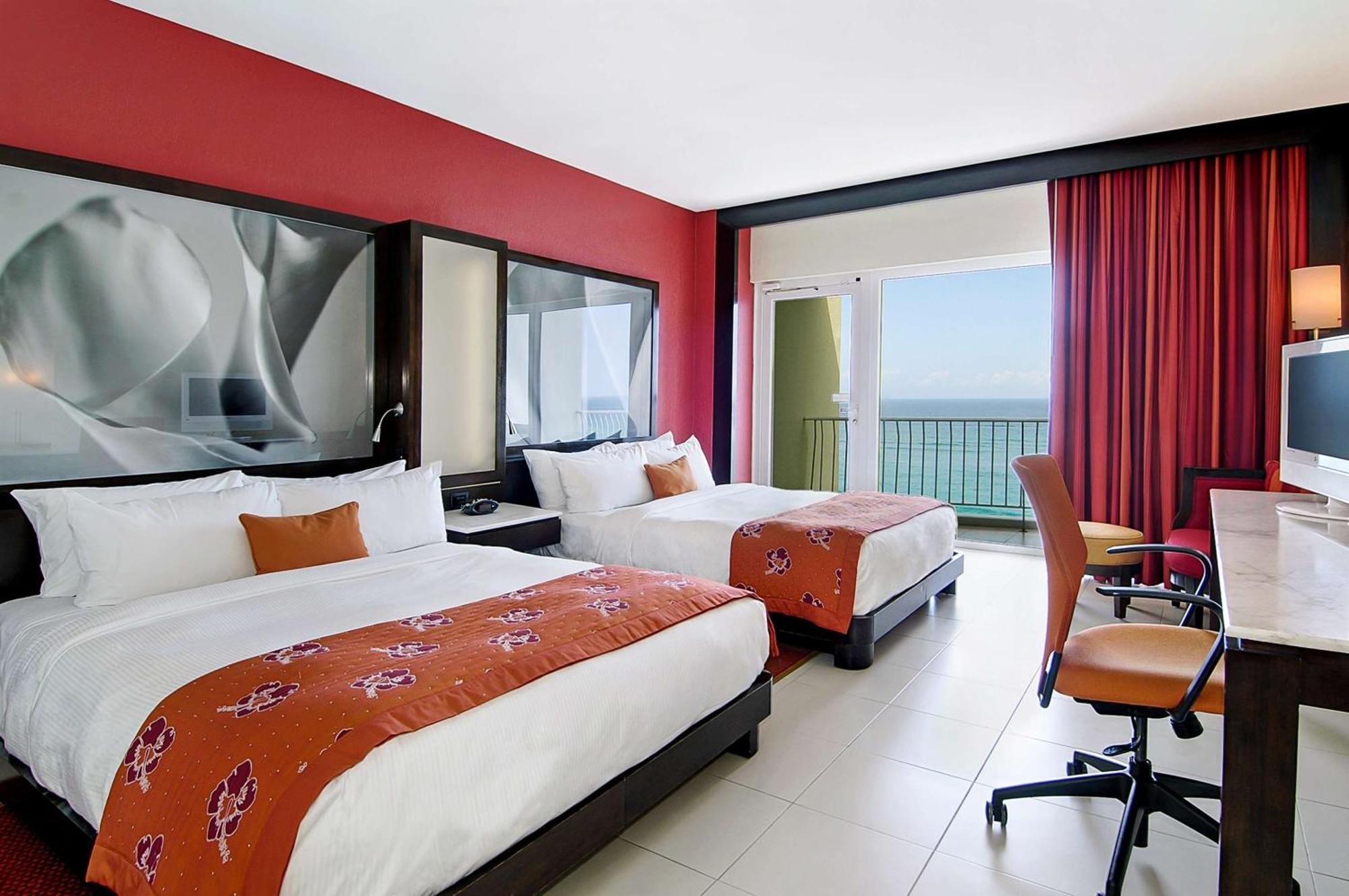 Habitación con cama grande, balcón y vistas a la bahía