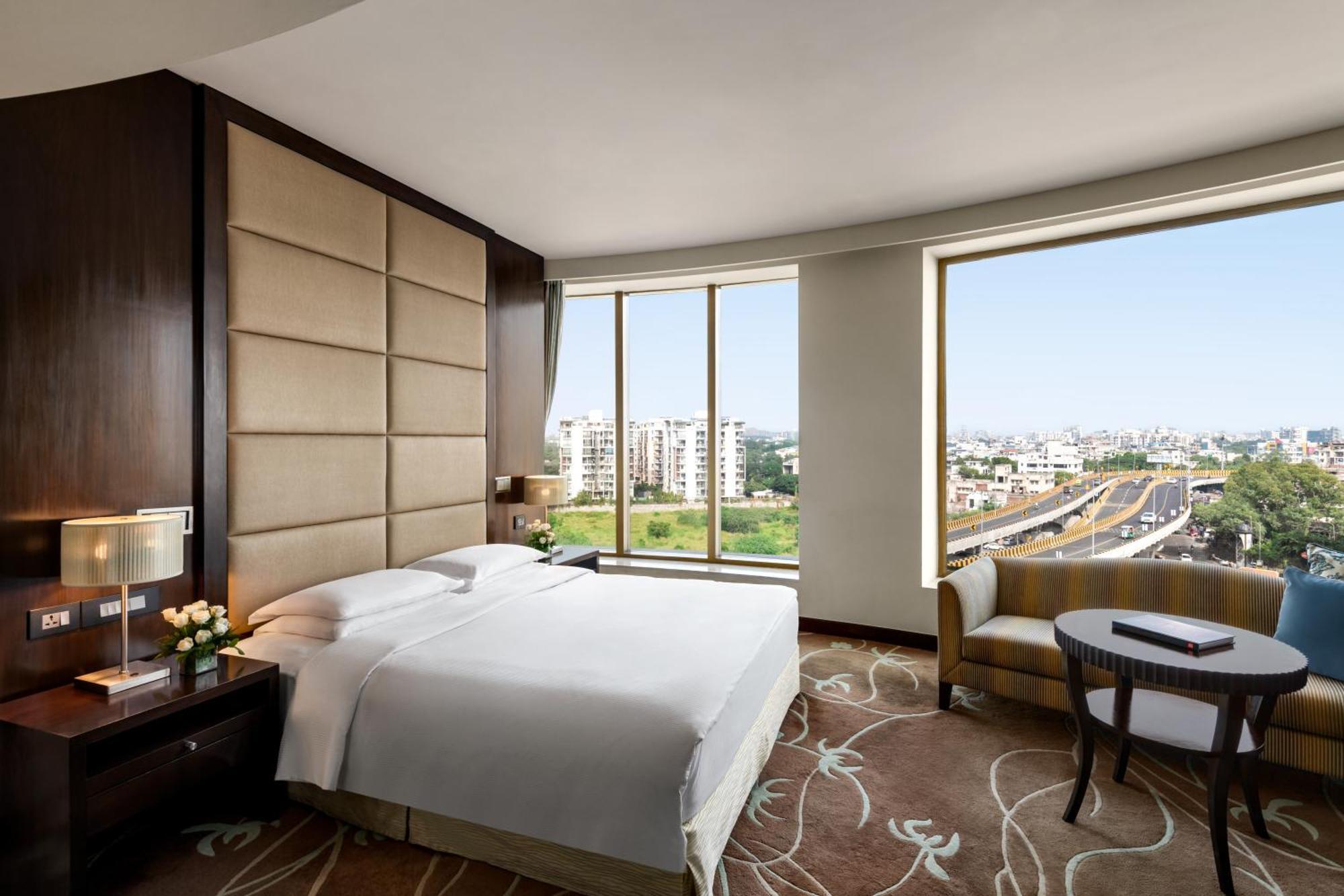 One-Bedroom King Suite City View,1551487222:JPEG