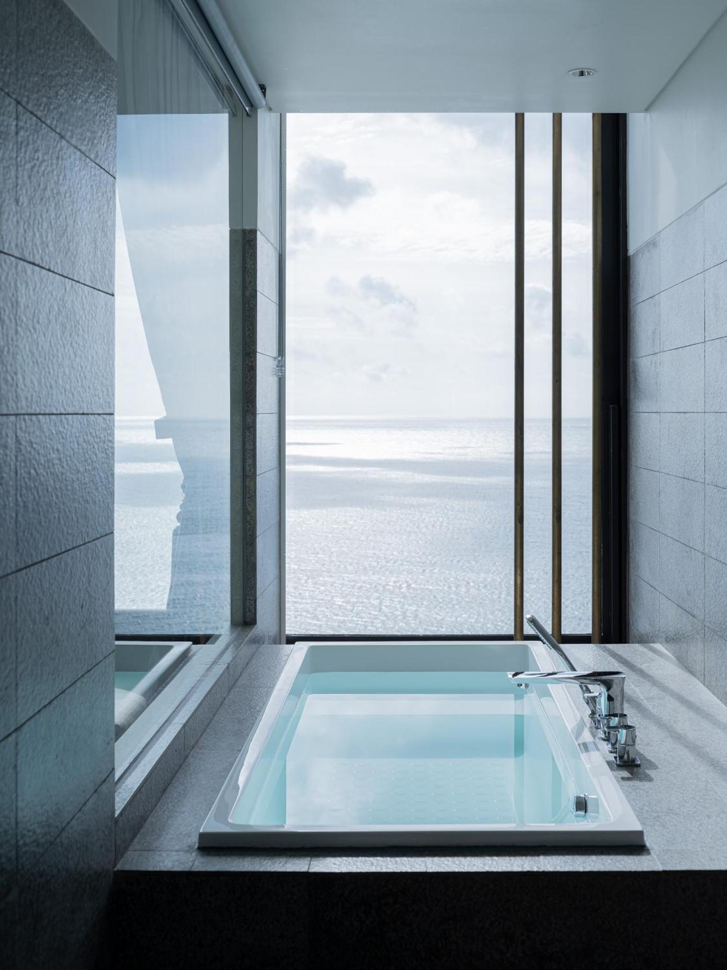 Deluxe Twin Sea View Room