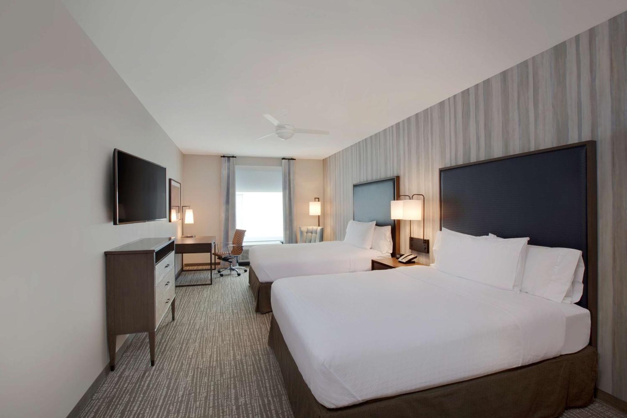 One-Bedroom Queen Suite Two Queen Beds Non-Smoking