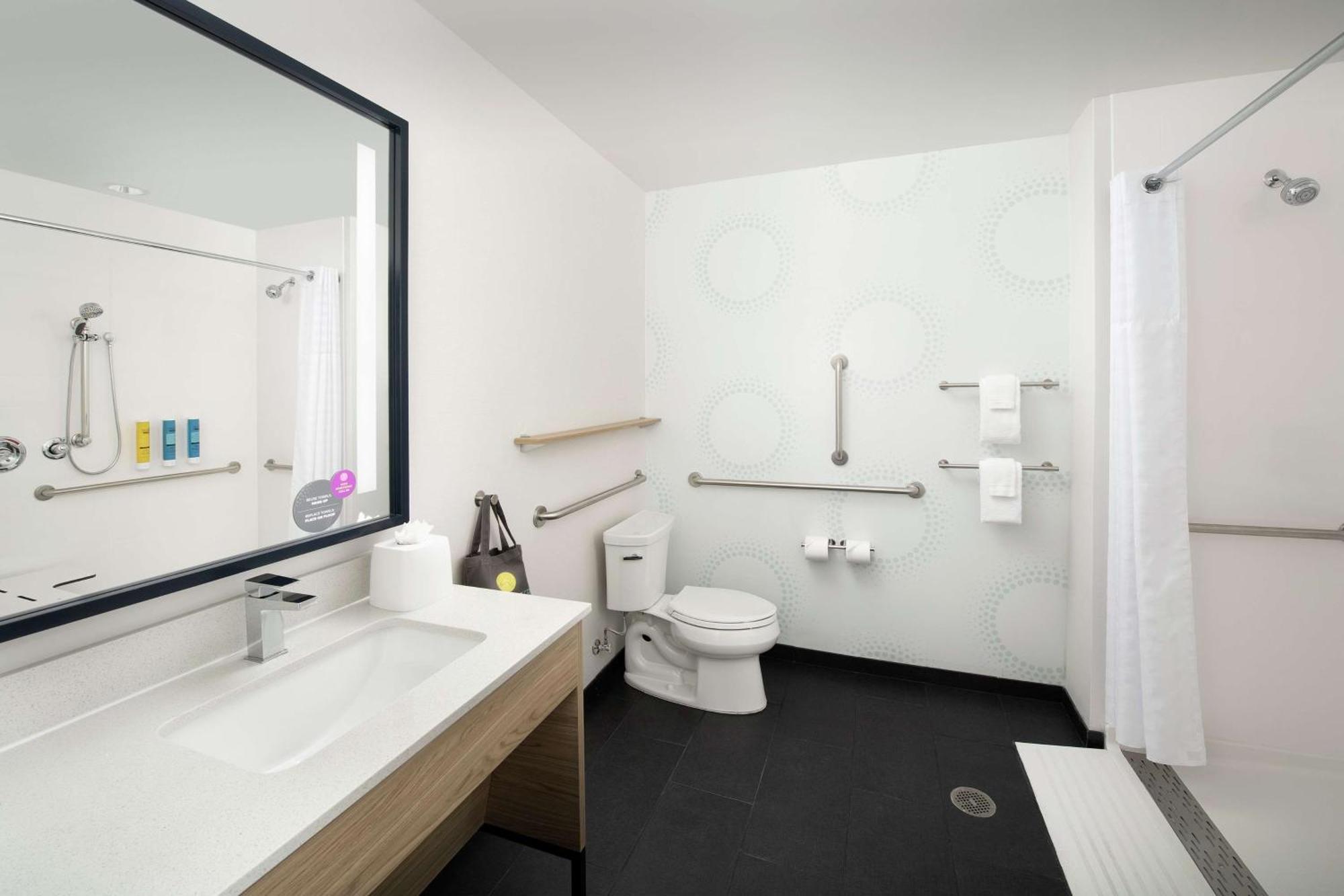 Queen Room Two Queen Beds Accessible Tub Mobility Access,1552314415:JPEG