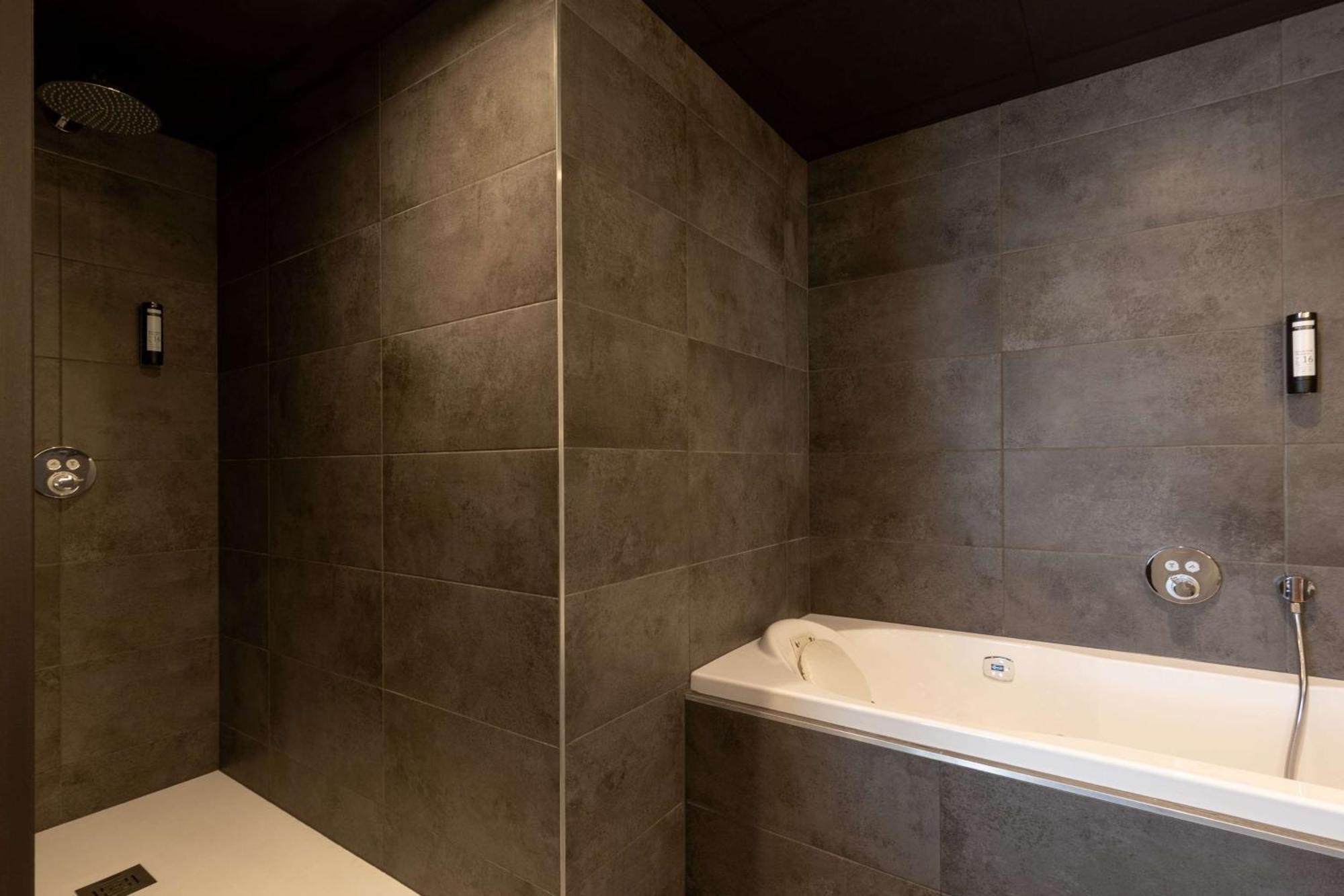 Large Premium Queen Room Spa Bath Non-Smoking
