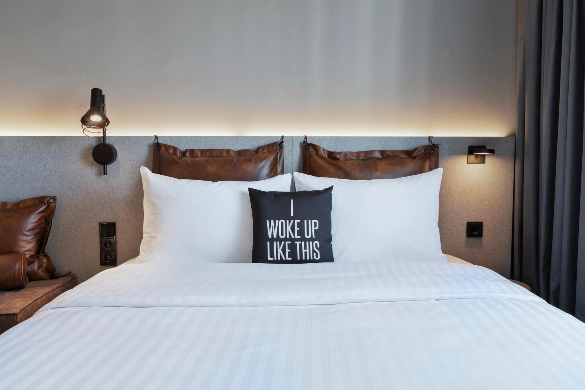 Habitación con cama grande