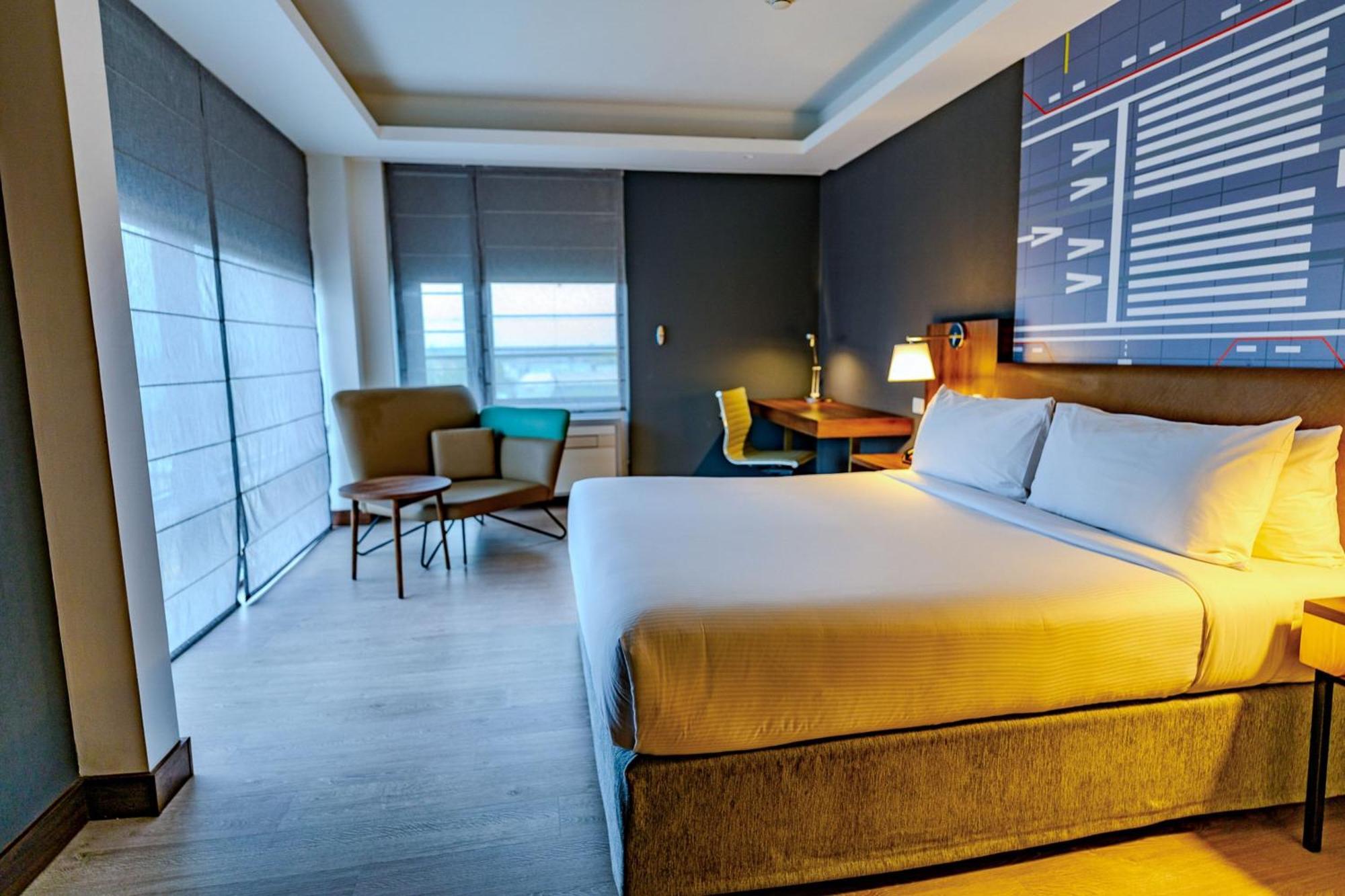 Habitación con cama extragrande.