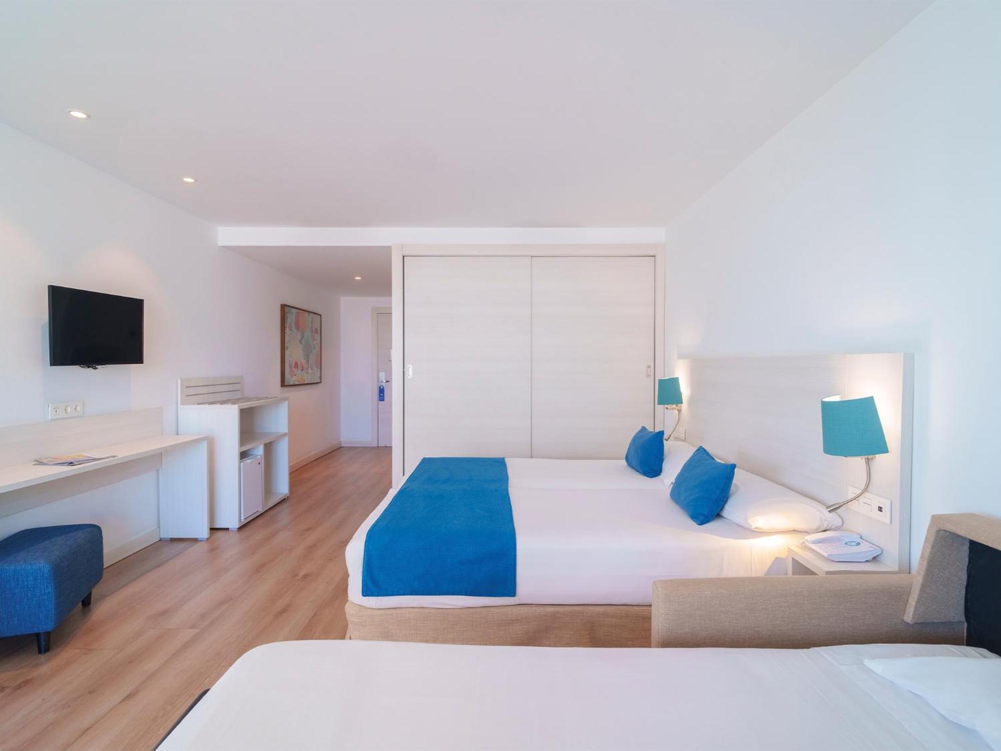 Dreibettzimmer mit seitlichem Meerblick