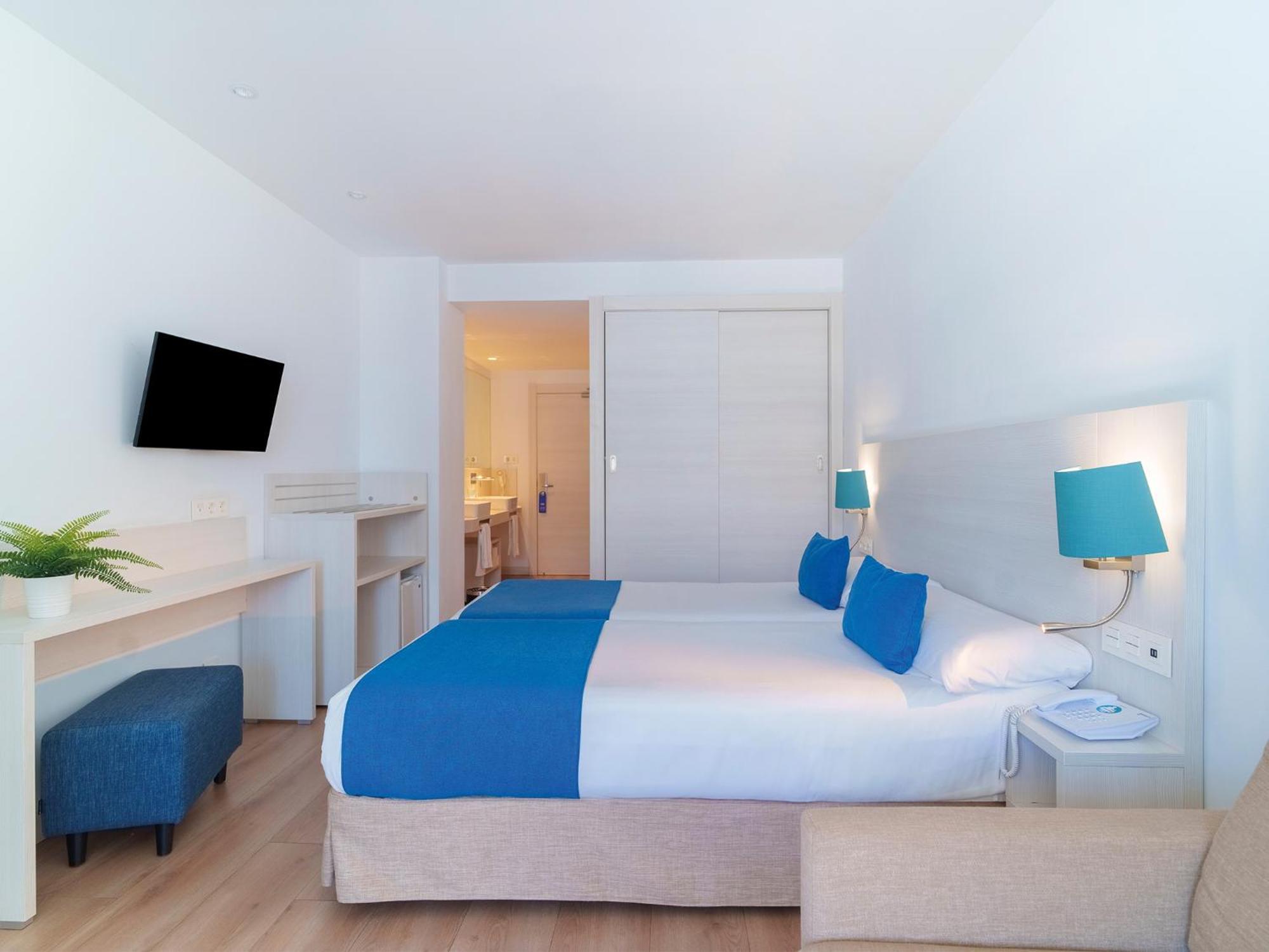 Doppelzimmer mit seitlichem Meerblick (2 Erwachsene + 1 Kind)