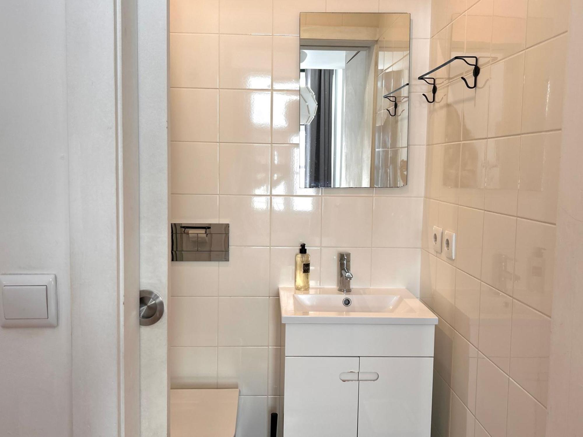 Quarto Duplo com Casa de Banho Privativa - 3.º Piso