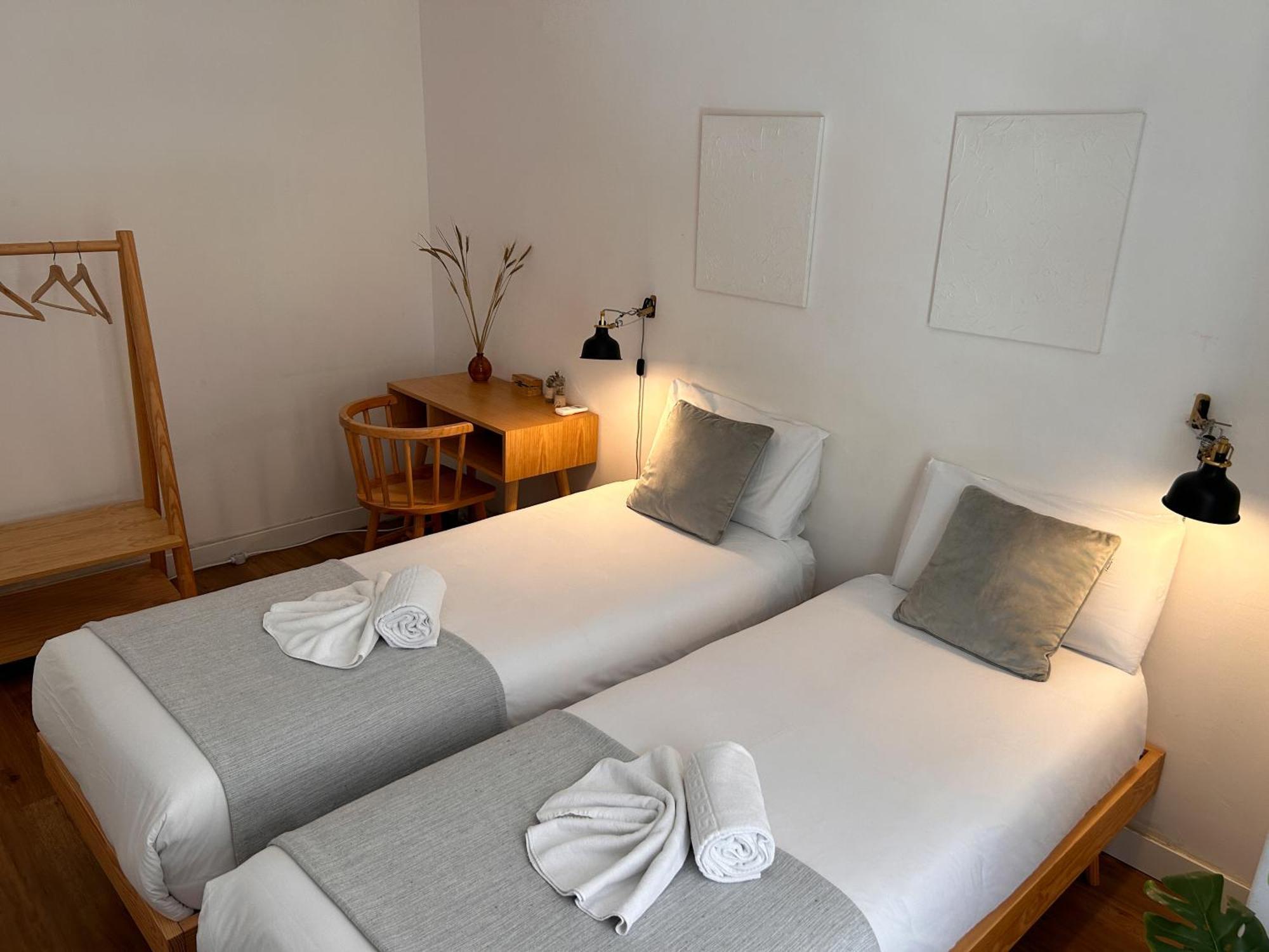 Quarto Twin Standard com Casa de Banho Partilhada
