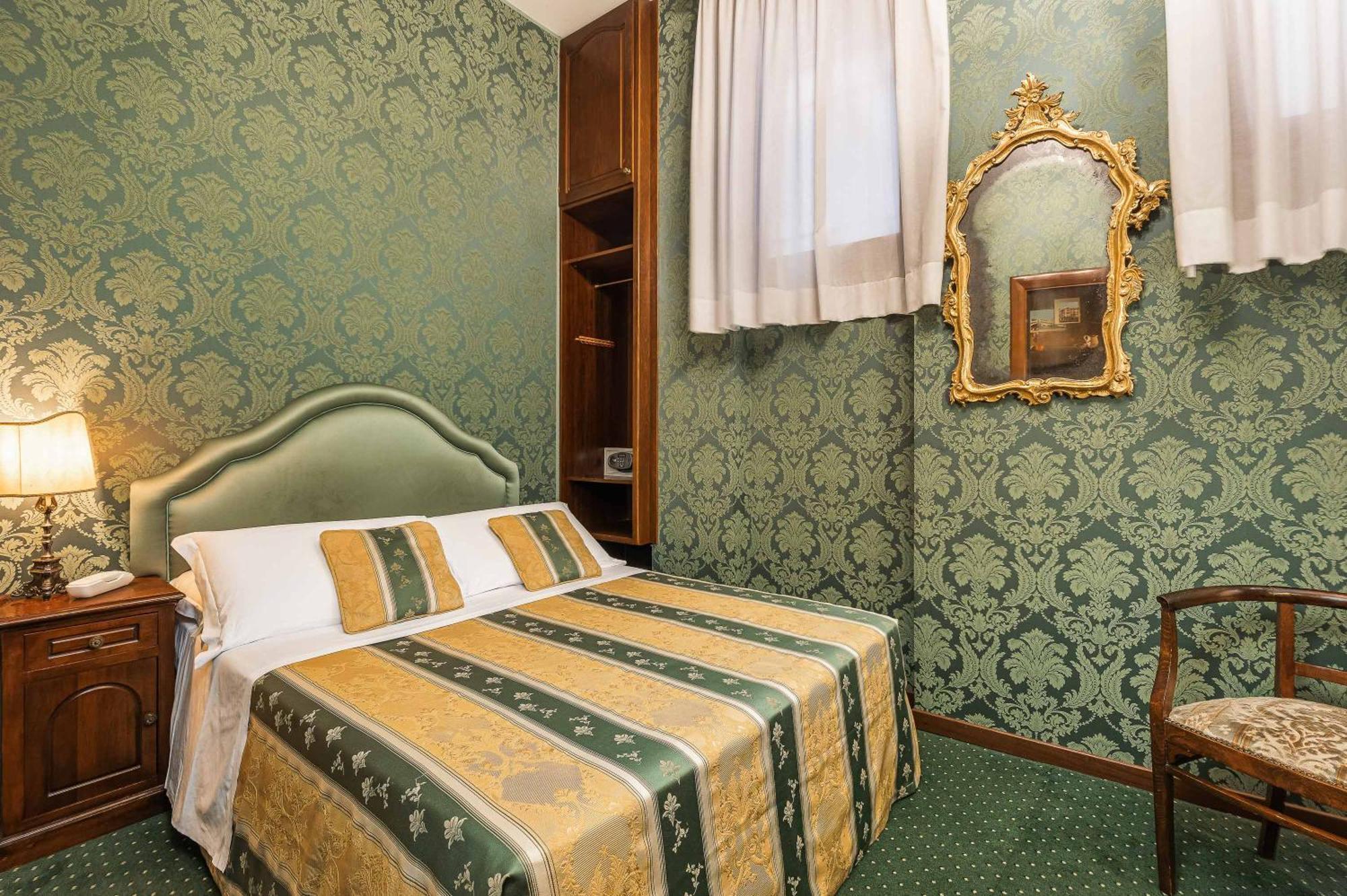 Quarto Clássico com Cama de Casal ou 2 de Solteiro
