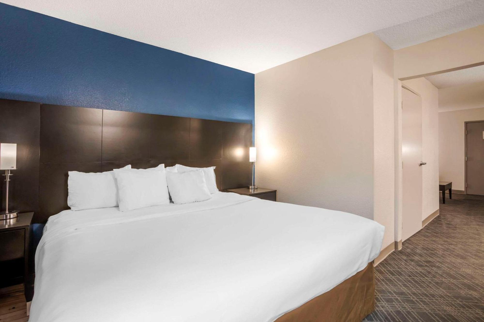 King Suite with Whirlpool - Non-Smoking,1611108955:JPEG