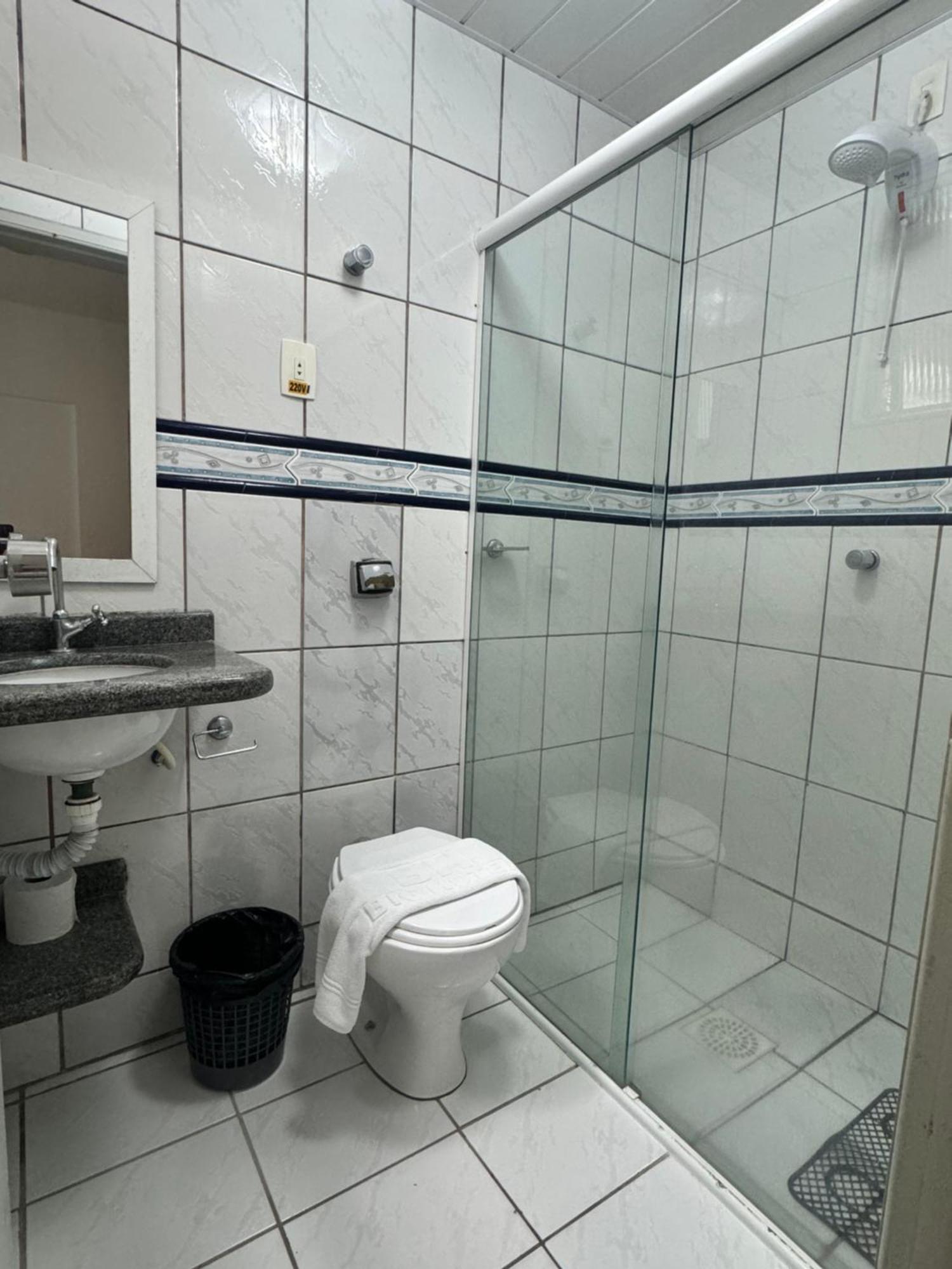 Quarto Econômico com 2 Camas de Solteiro